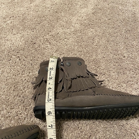 Minnetonka 2 Row Fringe Gray Moccasin Booties - Picture 5 of 6